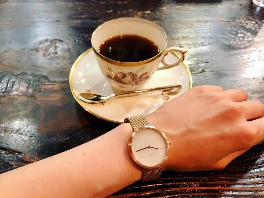 相沢梨紗さんのインスタグラム写真 - (相沢梨紗Instagram)「ある日のCoffee time🤍 . カラフルだったり細工のあるソーサーが割と多いんだけど、この日は時計に合わせてくれたのかな〜 . エレガントで素敵なソーサー。 . ソーサーガチャにはずれは無い。しあわせなガチャ☺️ . . . #summer #style #summerfashion #summerstyle #pink #onepiece  #summerdress #mavenwatches #マベン #マベンウォッチズ #腕時計 #時計 #手元倶楽部 #coffee #coffeetime #coffeelover #coffeebreak #凡 #純喫茶 #喫茶店 #tokyocafe #喫茶 #japan #tokyo #tokyocafe #東京散歩 #ソーサーガチャ」10月22日 0時04分 - risacheeese