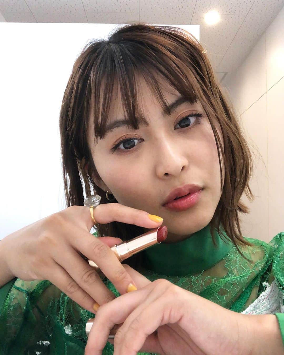 のインスタグラム：「ヨルジュウ観てくれた皆様、ありがとう。 よく寝てね💋  使ったリップはOPERAの復刻カラー、テラコッタ。乾燥しやすい時期でもスルスル塗れてすき。店舗で買えるようになってた◎  ２枚目はいつも可愛くアゲてくれる ヘアメイクのくらもとさん❤️ ヨルジュウ全VJが信頼をよせています。 蔵本さんの影響で、アイシャドウ上下にしっかり入れたり、ハネるアイラインも好きになったし 何よりニュアンスヘアーと肌作りが凄い👏  #スペシャのヨルジュウ #オペラリップティント #オペラ秋色テラコッタ #リップティント　 #ティントリップ」