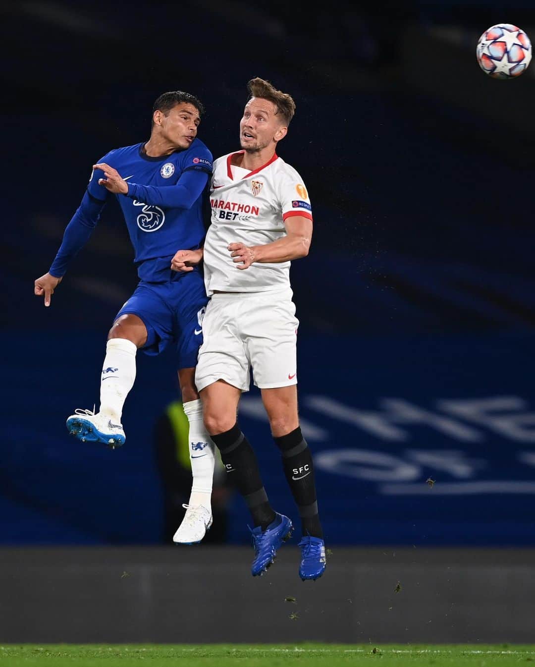 チアゴ・シルヴァのインスタグラム：「🇬🇧 The happiness to start a new season of the @championsleague 🔵🔵 🇧🇷 A alegria de começar mais uma temporada da @championsleague 🔵🔵 🇫🇷La joie de démarrer une nouvelle saison de la @championsleague 🔵🔵 • • • #OhhThiagoSilva #CFC #Chelsea #ThiagoSilva #FamiliaSilva #ChelseaFC #London #LondonCalling #Londres #UnitedKingdom #England #Inglaterra #ThiagoIsBlue #WeAreBlue #ChelseaFans #BluesForever #cfcfans #chelseafootballclub #Chelseafcfans #washyourhands #lavezvouslesmains #LaveAsMaos #StopCorona #CoronaOut #StopCovid #StamfordBridge」