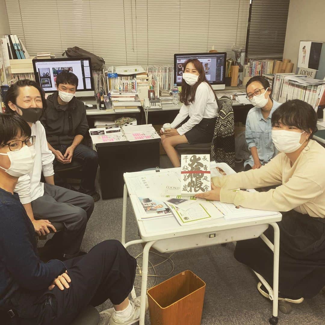 西田善太のインスタグラム：「BRUTUSデザインチームにも、川端ちゃんからどら焼きが。うちのデザイナーは外向きについては、僕は「100点の仕事を150点にしてくれてる」と言うけど、ここだけの話ですよ、本当は「30点の仕事を100点にしてくれてるの❤️」。ありがとちゃん。 #BRUTUS」