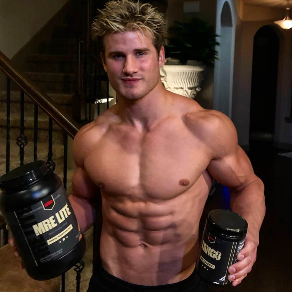 セージ・ノースカットのインスタグラム：「Want some serious strength gains.. try these two together! @redcon1 click the link in my bio and use code SAGE20 for 20% off」