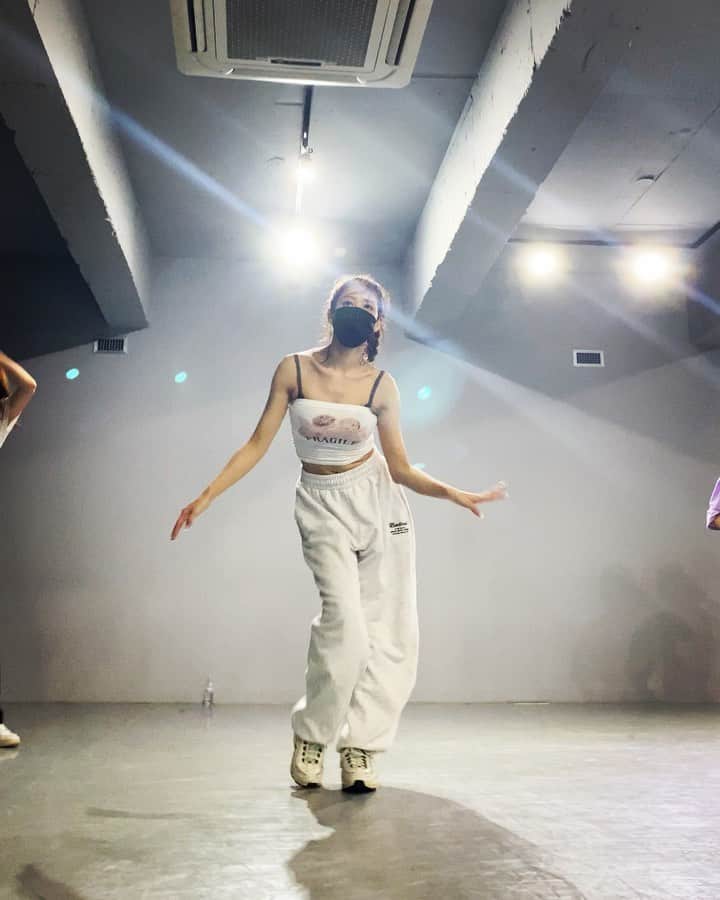 ハダムのインスタグラム：「프리리쎄비쥐 나두햇댜 🤭💖 율코랑 보슬이랑 셋이 함께여서 더 즐거웟져잉 👻 @boseul__boseul @pit_a_pat.lll  쌤 저에겐 첫 프리뤼쎄뷔지에유 영광임니댜아아 😘❤️❤️❤️❤️❤️ 오늘 너무 신나서 주체가 앙되었네유 !!!!! 햄버케여 👉👈 (일기-내시경을 이겻다 뿌듯) . . #dance #choreography #nariadangchoreography @naria_dang #prepixstudio #dancer #hadam」