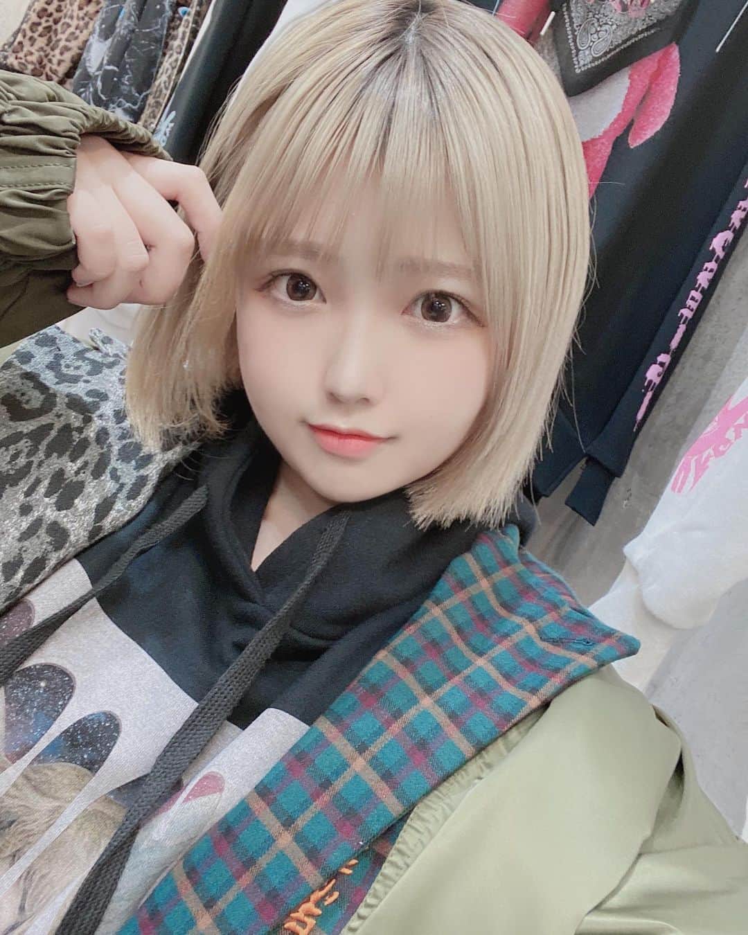 あまにのインスタグラム：「可愛い服着て撮影でした🥰」