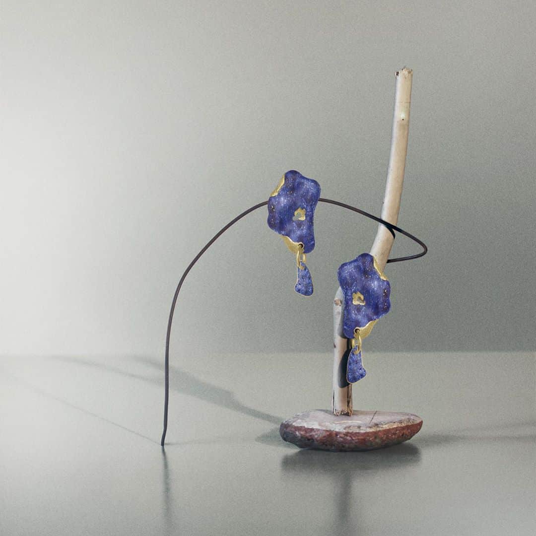 Monica Sordoのインスタグラム：「PERMANENCIA al SUR – Introducing the oyster shape in deep sea dumortorite “LABERINTO” earrings. . Collectible pieces : Beyond a moment in time.  . 〰️STILL LIFE SERIES 〰️ Creative Direction @lialazaro / Photography @ivansalinero / Assisting Styling @claudiaego」