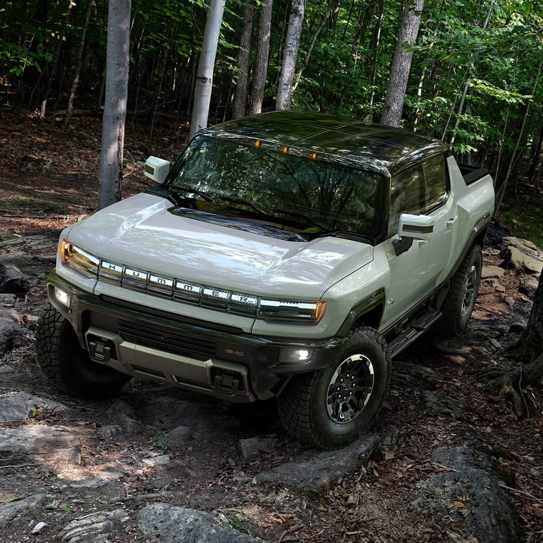 HYPEBEASTさんのインスタグラム写真 - (HYPEBEASTInstagram)「@hypebeastcarclub: @gmc has finally unveiled its 2022 Hummer EV, equipped with incredible power as well as a whole array of tech. This off-road beast boasts 1,000 HP utilizing a massive 24-module Ultium battery pack to give it a 350-mile range, with support for 800V fast-charging up to 350 kW, translating to an additional 100 miles on just 10 minutes of charging. Other details include a 13.4-inch infotainment screen paired with a 12.3-inch instrument display, removable roof panels, 35-inch mud-terrain tires, and more with prices starting at $112,595 USD.⁠⠀ Photo: GMC」10月22日 0時16分 - hypebeast