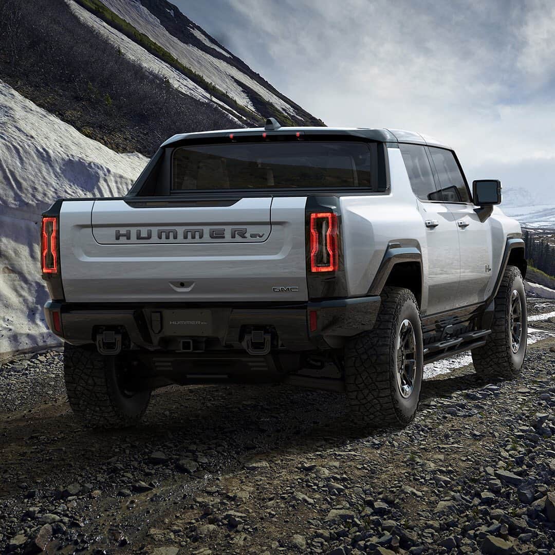 HYPEBEASTさんのインスタグラム写真 - (HYPEBEASTInstagram)「@hypebeastcarclub: @gmc has finally unveiled its 2022 Hummer EV, equipped with incredible power as well as a whole array of tech. This off-road beast boasts 1,000 HP utilizing a massive 24-module Ultium battery pack to give it a 350-mile range, with support for 800V fast-charging up to 350 kW, translating to an additional 100 miles on just 10 minutes of charging. Other details include a 13.4-inch infotainment screen paired with a 12.3-inch instrument display, removable roof panels, 35-inch mud-terrain tires, and more with prices starting at $112,595 USD.⁠⠀ Photo: GMC」10月22日 0時16分 - hypebeast