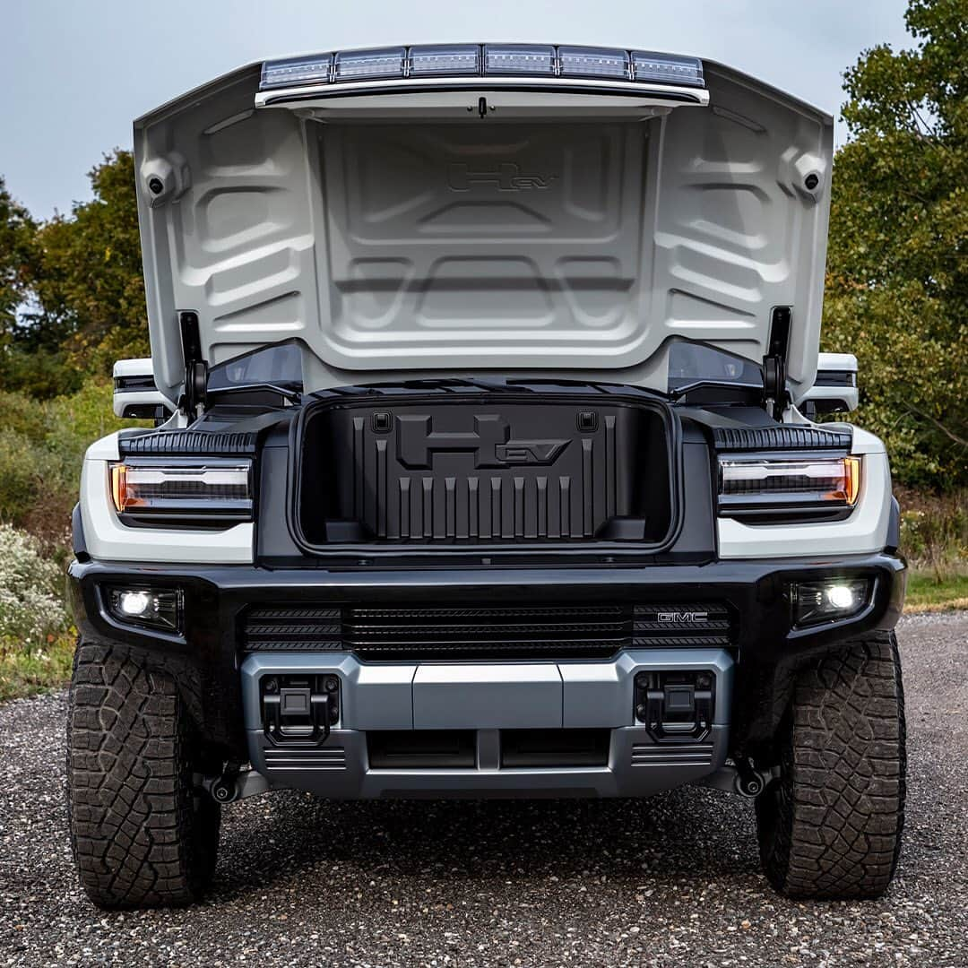 HYPEBEASTさんのインスタグラム写真 - (HYPEBEASTInstagram)「@hypebeastcarclub: @gmc has finally unveiled its 2022 Hummer EV, equipped with incredible power as well as a whole array of tech. This off-road beast boasts 1,000 HP utilizing a massive 24-module Ultium battery pack to give it a 350-mile range, with support for 800V fast-charging up to 350 kW, translating to an additional 100 miles on just 10 minutes of charging. Other details include a 13.4-inch infotainment screen paired with a 12.3-inch instrument display, removable roof panels, 35-inch mud-terrain tires, and more with prices starting at $112,595 USD.⁠⠀ Photo: GMC」10月22日 0時16分 - hypebeast