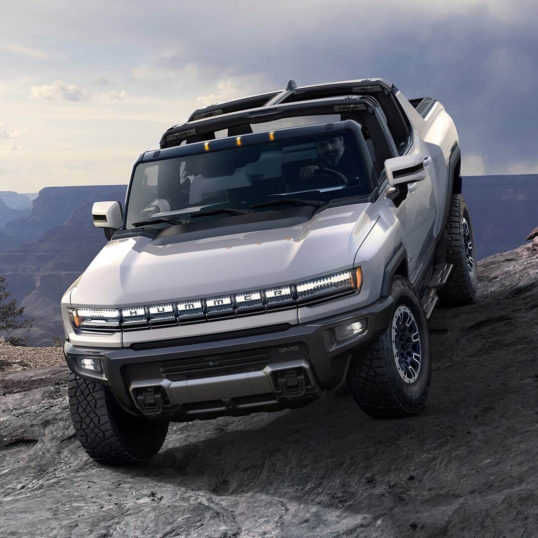 HYPEBEASTさんのインスタグラム写真 - (HYPEBEASTInstagram)「@hypebeastcarclub: @gmc has finally unveiled its 2022 Hummer EV, equipped with incredible power as well as a whole array of tech. This off-road beast boasts 1,000 HP utilizing a massive 24-module Ultium battery pack to give it a 350-mile range, with support for 800V fast-charging up to 350 kW, translating to an additional 100 miles on just 10 minutes of charging. Other details include a 13.4-inch infotainment screen paired with a 12.3-inch instrument display, removable roof panels, 35-inch mud-terrain tires, and more with prices starting at $112,595 USD.⁠⠀ Photo: GMC」10月22日 0時16分 - hypebeast
