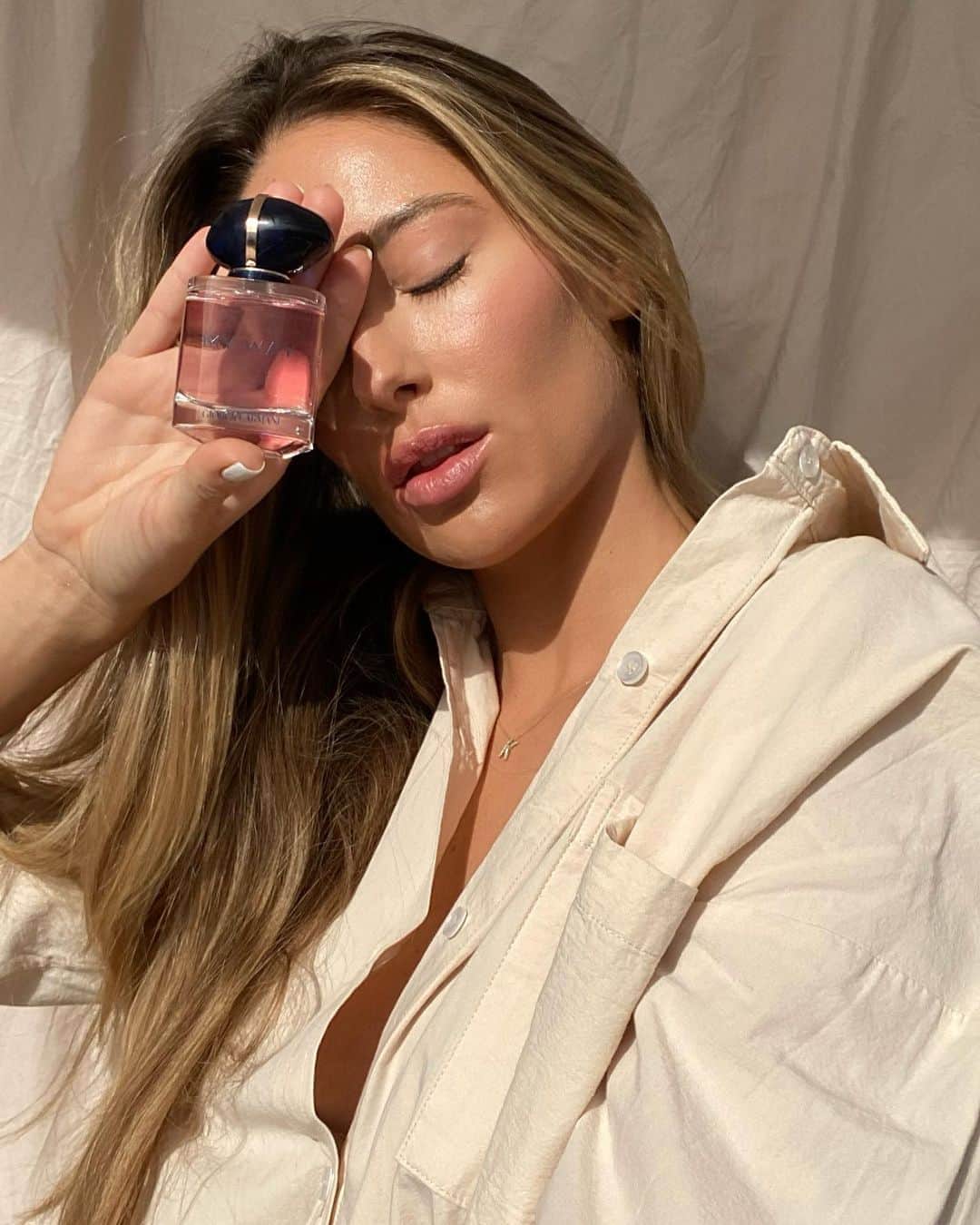 Mathilde Goehlerのインスタグラム：「I AM WHAT I LIVE, when I close my eyes and look back to me and Remee’s trip to Kenya that changed our lives and perspectives forever in the best possible way 🤍. What journey has changed your life? @ArmaniBeauty #ArmaniMyWay #IAmWhatILive #ArmaniBeauty」
