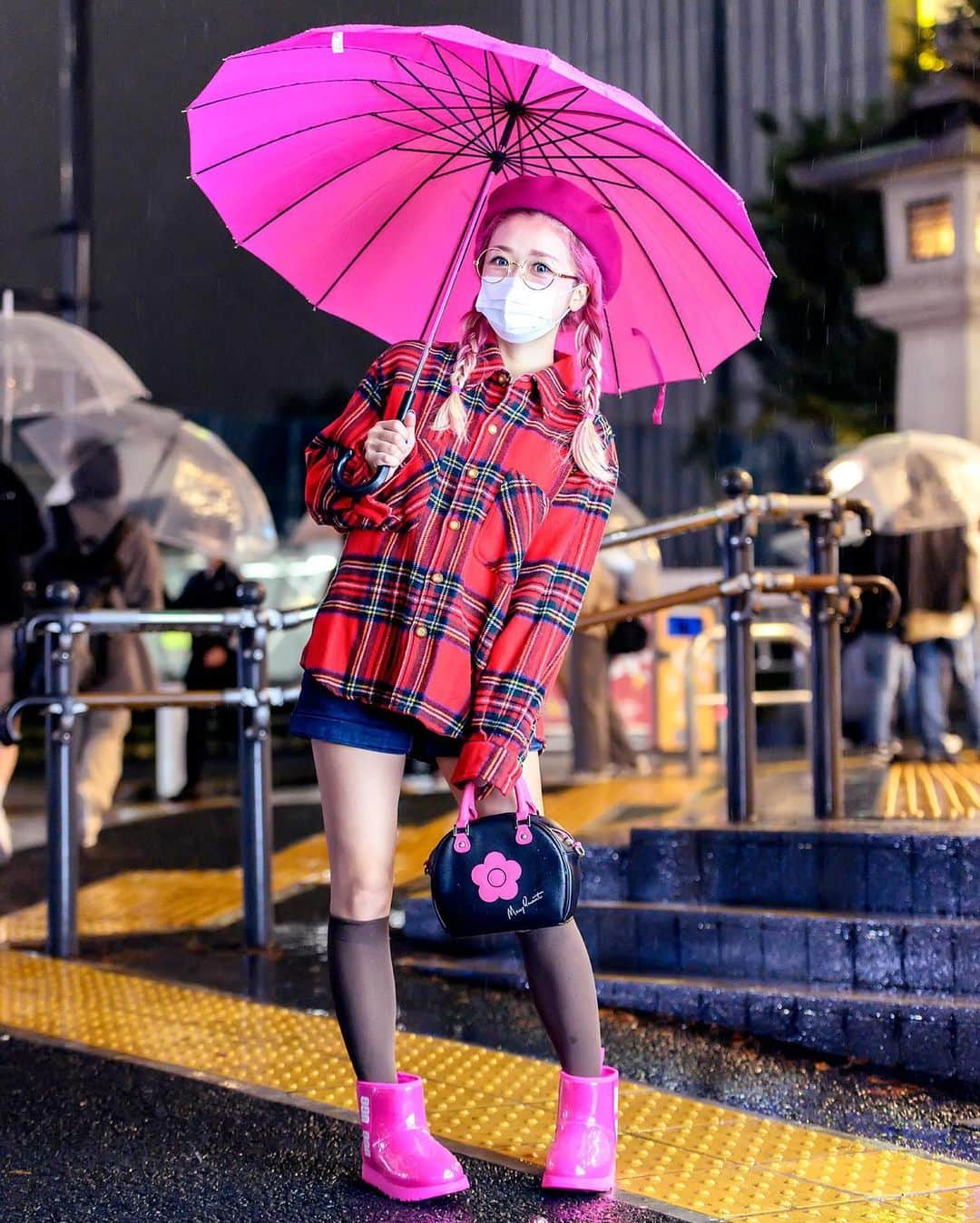 Harajuku Japanさんのインスタグラム写真 - (Harajuku JapanInstagram)「Japanese model and FR2 Harajuku staffer Hikapu (@hikapudayo) on the street in Harajuku with pink UGG rain boots and a Mary Quant handbag.」10月22日 0時35分 - tokyofashion