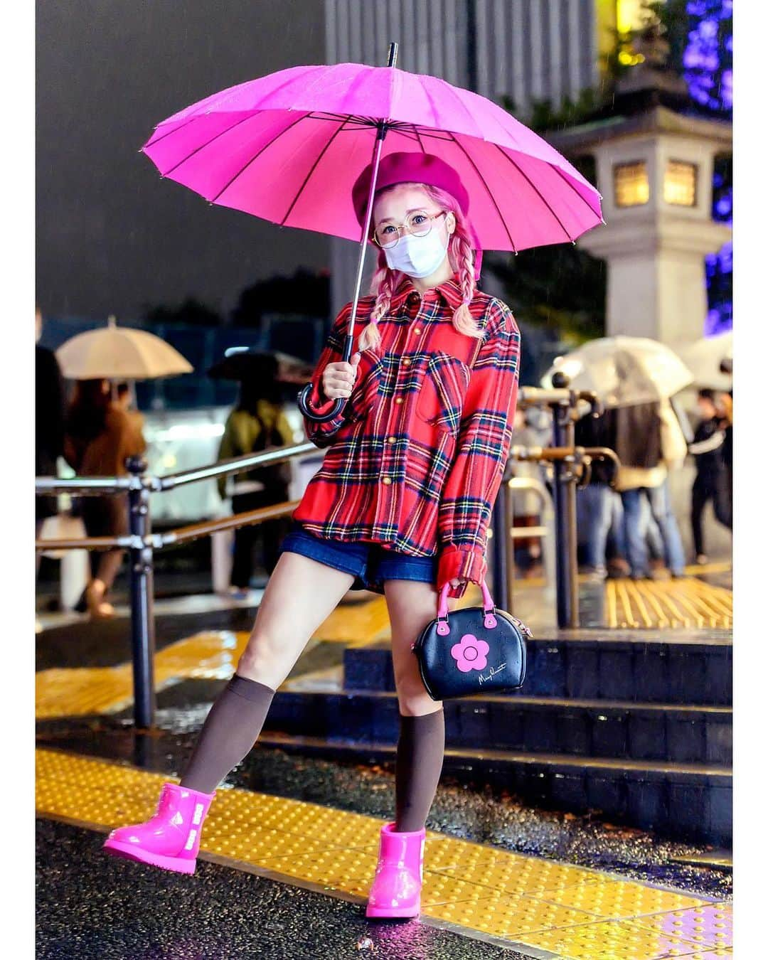 Harajuku Japanさんのインスタグラム写真 - (Harajuku JapanInstagram)「Japanese model and FR2 Harajuku staffer Hikapu (@hikapudayo) on the street in Harajuku with pink UGG rain boots and a Mary Quant handbag.」10月22日 0時35分 - tokyofashion