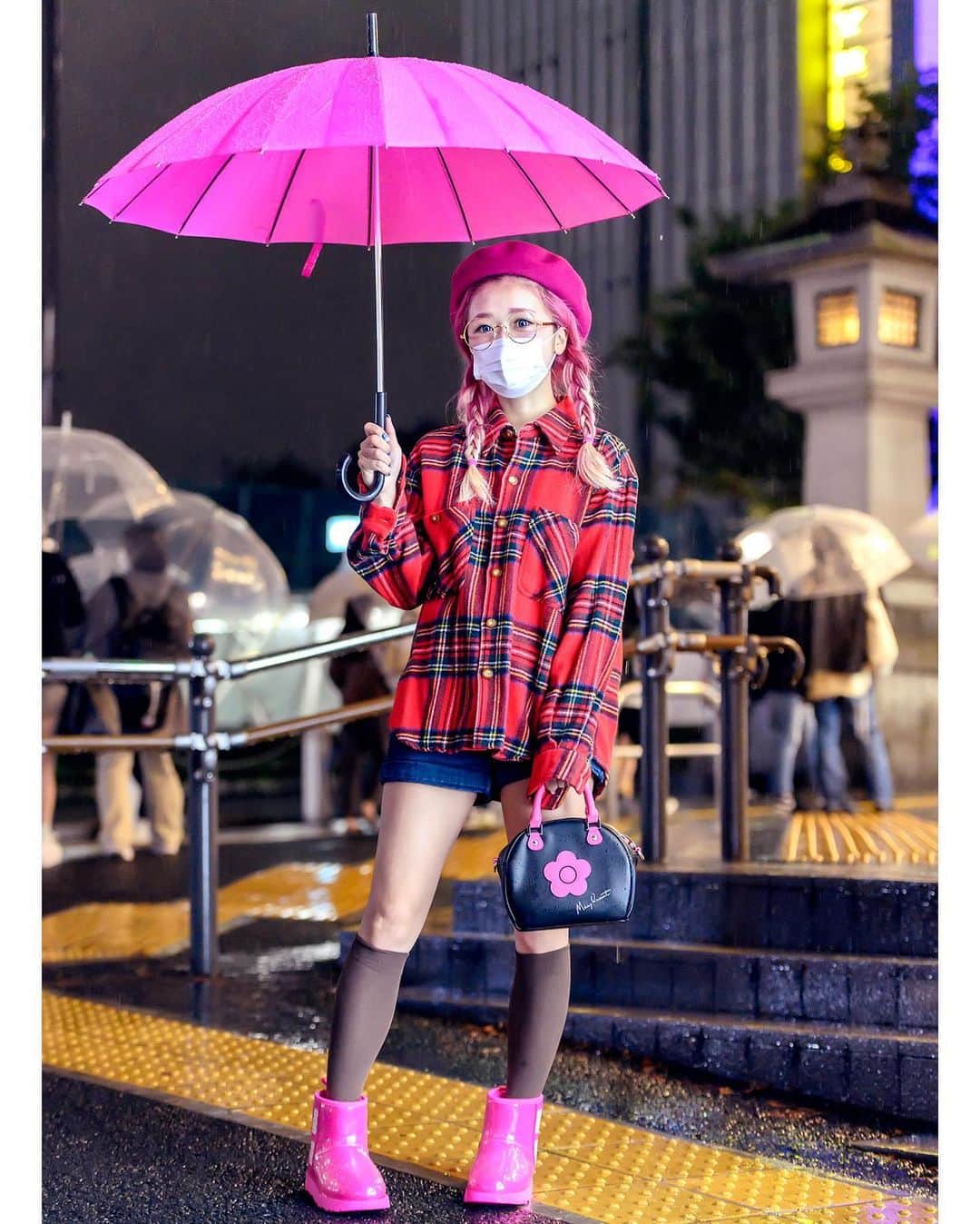 Harajuku Japanさんのインスタグラム写真 - (Harajuku JapanInstagram)「Japanese model and FR2 Harajuku staffer Hikapu (@hikapudayo) on the street in Harajuku with pink UGG rain boots and a Mary Quant handbag.」10月22日 0時35分 - tokyofashion