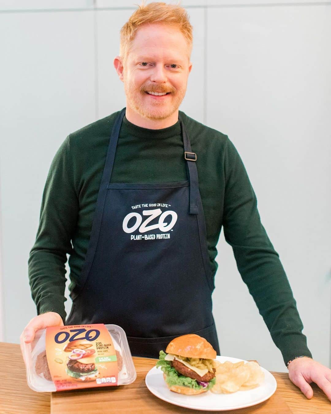 ジェシー・タイラー・ファーガソンのインスタグラム：「I’m so excited to partner with @OZOFoods, a new line of fun and approachable plant-based protein that delivers on three things that are important to me when cooking for my family. The clean ingredients, rich nutrition and, of course, great taste made OZO a hit in my kitchen! @justinmikita loved my Swiss and Green Chile Burger made with OZO! Just like myself, OZO believes that everyone should have access to clean and nutritious food. To support people who struggle with hunger, OZO is donating $1 million worth of its plant-based protein product to help food banks and organizations across the US! Visit the link in my bio for the Swiss and Green Chile Burger recipe and to learn more about OZO. #OZOPartner #TasteTheGoodInLife #OZOGood #OZO #Plantbased #Flexitarian #PlantbasedProtein #PlantbasedFoods #CleanLabel」