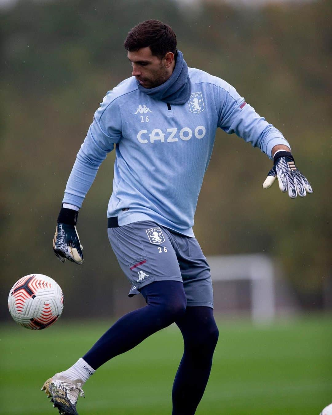 ダミアン・マルティネスさんのインスタグラム写真 - (ダミアン・マルティネスInstagram)「Trying to improve everyday @avfcofficial  Intentando mejorar todos los días 💪🧤 @adidasfootball」10月22日 0時28分 - emi_martinez26