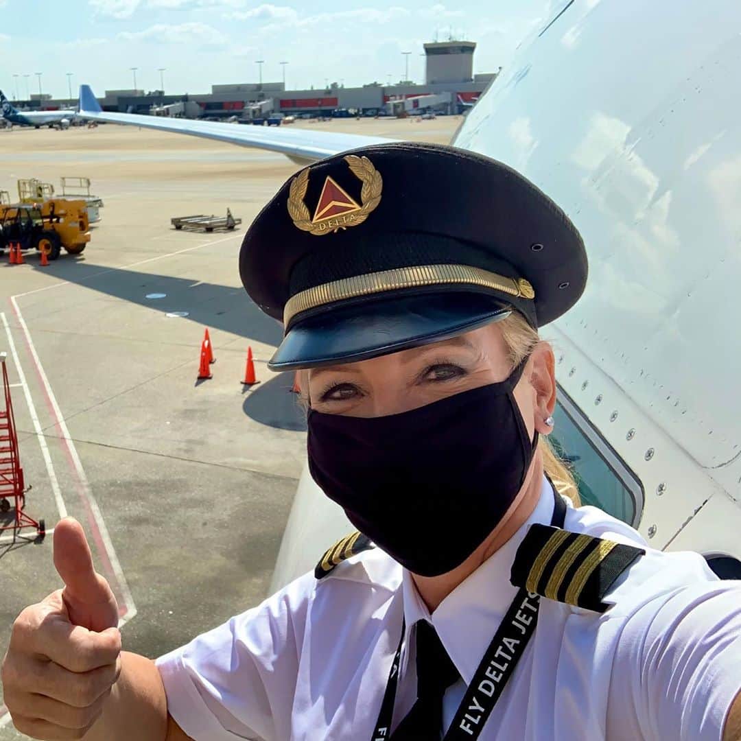 デルタ航空のインスタグラム：「Many of you have questions about flying right now, so we got answers from someone who lives it every day.  Swipe to see First Officer Michelle Helms' responses to some of your FAQs. ➡️」
