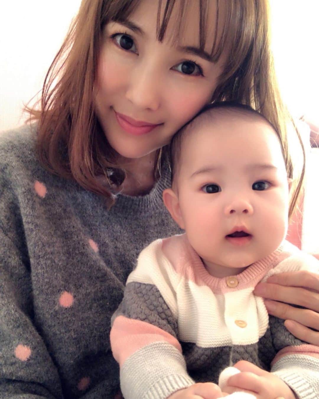上原さくらのインスタグラム：「娘が可愛くて可愛くて可愛くて苦しい😂 私たち家族だけがそう思っているんだって事は冷静に分かっているけど、私がこれまで『可愛い』と思ってきたもの全てを足しても、娘のたった1秒の笑顔の可愛さに敵わないくらい。笑 親バカマジックって恐ろしいです。 #baby #babygirl #cute #赤ちゃん #赤ちゃんのいる生活 #育児 #親バカ部 #親バカ #女の子ママ #リンクコーデ @hm」