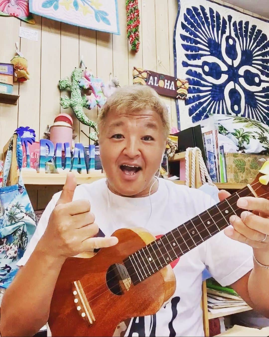 のインスタグラム：「お待たせ致しました。 お待たせし過ぎたのかも知れません。  やっとこさ 準備ができました。  改めまして11月より、 PUALILI店内でのウクレレちゃん、 もろもろ再開させて頂きます。  詳細は、PUALILI HPをご確認下さい。 https://www.pualili.com」