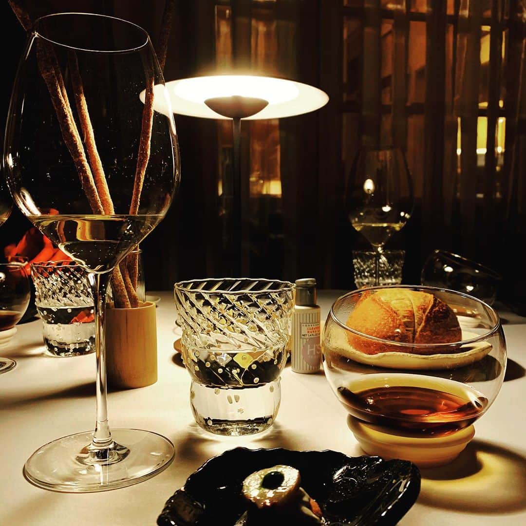 イタレッセさんのインスタグラム写真 - (イタレッセInstagram)「The art of the table is a pleasure, an emotion to be experienced, an excellent cuisine perfectly matched with a great wine tasted with the right glass! Just like at the Harry’s Piccolo restaurant in Trieste where you can find our stem glasses. Cheers!  #italesse #glassware #artdelatable #harrysbar #harryspiccolorestaurant #trieste #guidamichelin #michelinstar #michelinguide #star #pleasure #emotion #experience #cuisine #chef #cheflife #wine #tasting #winelover #instawine #gold #table #restaurant #food #foodlover #masterclass70 #pua #sfera #cheers @matteo_metullio_cuoco @davide_de_pra @harrys.trieste」10月22日 0時40分 - italesse