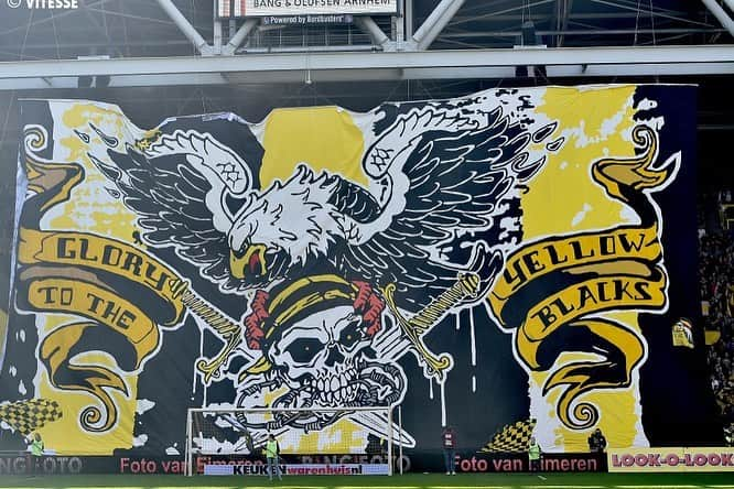 フィテッセさんのインスタグラム写真 - (フィテッセInstagram)「Van jullie, voor ons! 💛🖤⠀ ⠀ #Vitesse #vitpsv #WijVoorJullieJullieVoorOns」10月22日 0時42分 - mijnvitesse