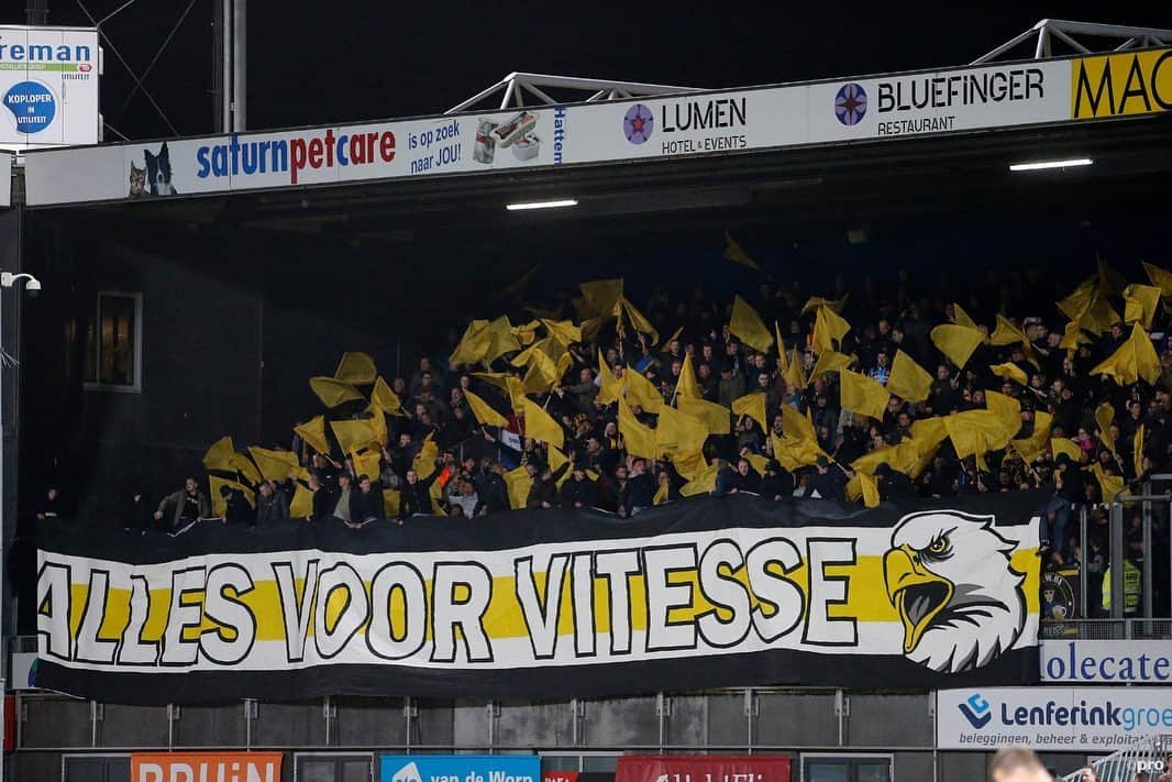 フィテッセさんのインスタグラム写真 - (フィテッセInstagram)「Van jullie, voor ons! 💛🖤⠀ ⠀ #Vitesse #vitpsv #WijVoorJullieJullieVoorOns」10月22日 0時42分 - mijnvitesse