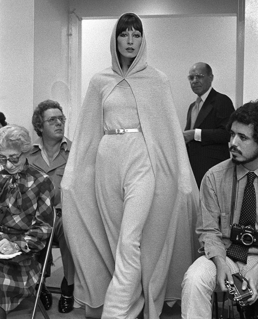 ホルストンのインスタグラム：「Anjelica Huston modeling #Halston's Resort 1972 collection.」