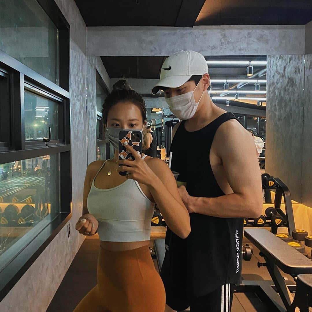 キム・ダヘのインスタグラム：「운동진짜오랜만 🤣 오빠도 이제 핏블회원!!! 같이 운동다녀요 🤎🤎🤎」