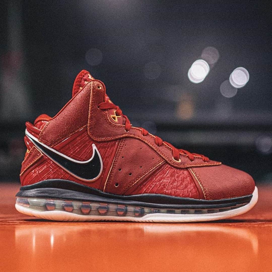 Sneaker Newsさんのインスタグラム写真 - (Sneaker NewsInstagram)「Nike just dropped the first-ever LeBron 8 Retro as part of a two-pair "Beijing Pack". This China-exclusive release is limited to just 600 units, although this LeBron 8 "Gym Red" could release on its own in late 2020. Hit the link in our bio for full details.」10月22日 0時42分 - sneakernews