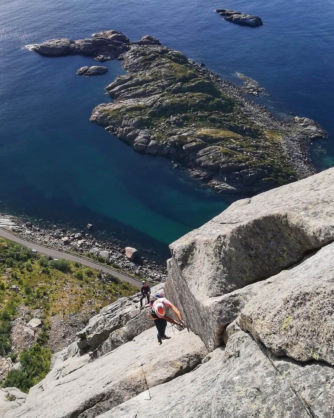 ミレーのインスタグラム：「Crack climbing with a view  📷 @symon9v   #MilletRiseUp」