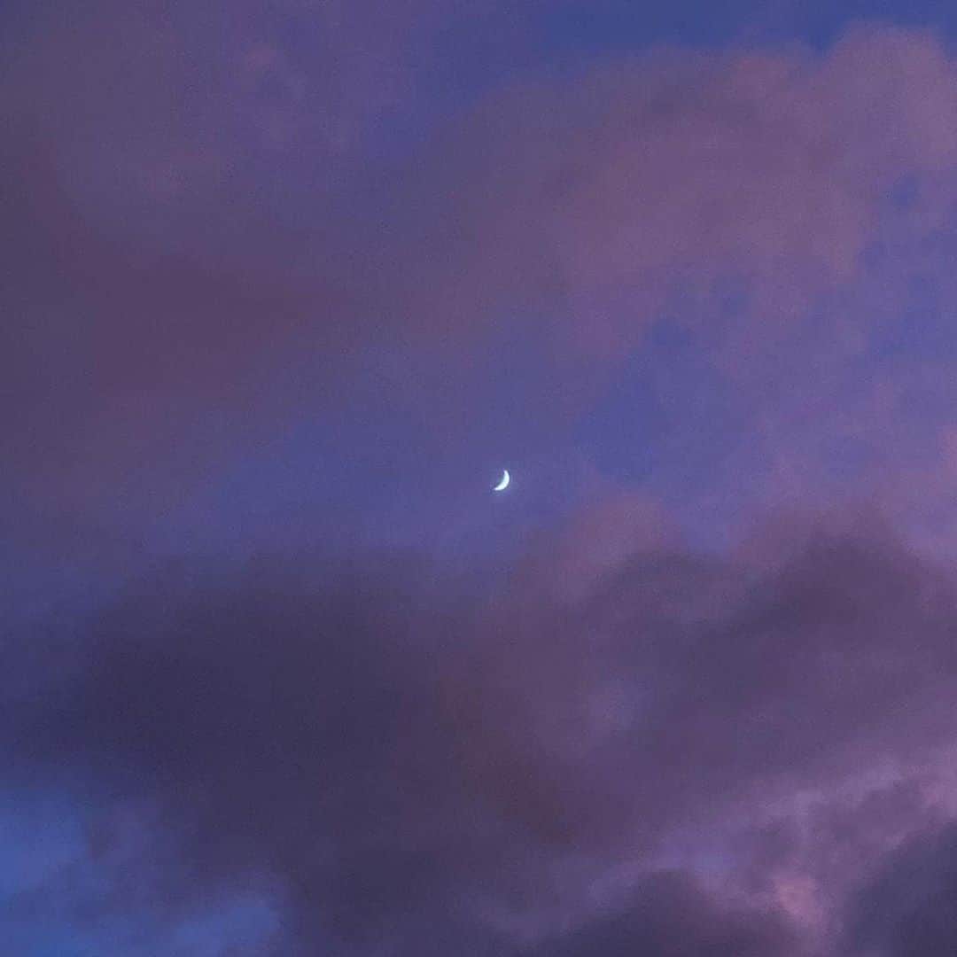 ヒビ・ティエンさんのインスタグラム写真 - (ヒビ・ティエンInstagram)「把一片今天收到美美的天空送給你  #晚安 #好眠 #月亮真美」10月22日 0時48分 - hebe_tien_0330
