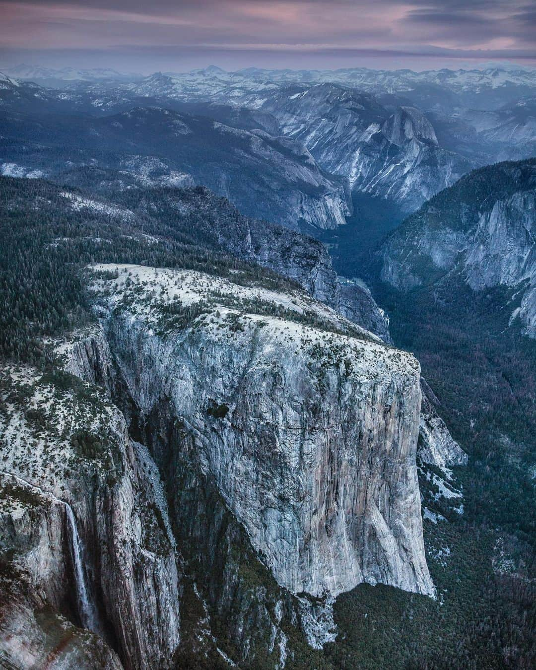 ジミー・チンさんのインスタグラム写真 - (ジミー・チンInstagram)「One of my favorite places on earth. Hope to make it back soon.   And a couple moments from my last trip up the Captain w @timmyoneill - a true Yosemite junkie. As with most adventures w Timmy, I was more tired from laughing than from climbing.」10月22日 0時49分 - jimmychin