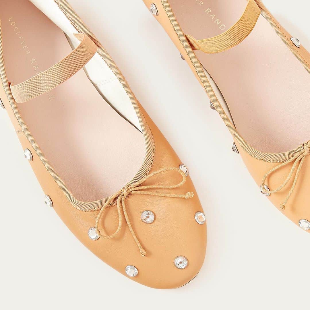 レフラーランドールのインスタグラム：「A brand new Leonie you can only find on our site now, with crystal embellishments in soft caramel leather 💖」