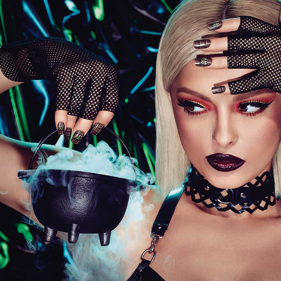 Bebe Rexhaさんのインスタグラム写真 - (Bebe RexhaInstagram)「It’s almost Halloween! 🧟‍♀️🍫 @sinfulcolors_official and I released the #TrickedOutTreats Collection of polishes and press-on nail art to help you celebrate spooky season. These are the Hands Off My Chocolate Claws. Link in my story. #SinfulColorsAmbassador」10月22日 1時02分 - beberexha