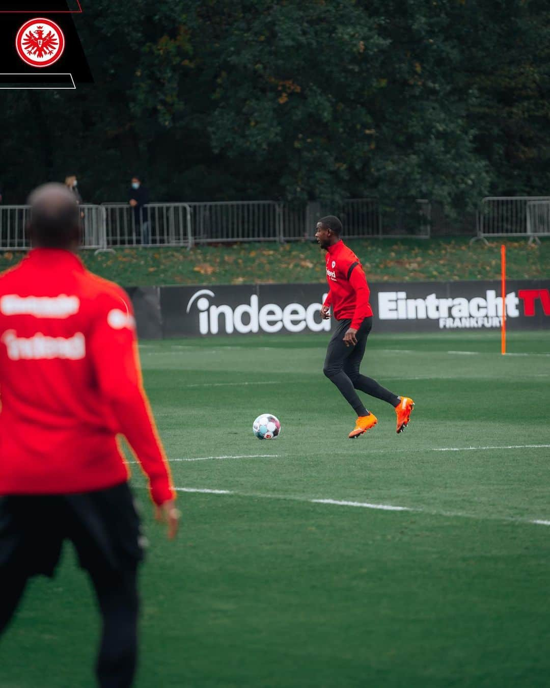 アイントラハト・フランクフルトさんのインスタグラム写真 - (アイントラハト・フランクフルトInstagram)「at work... ✌️ • • #sge #eintracht #frankfurt #eintrachtfrankfurt」10月22日 0時54分 - eintrachtfrankfurt