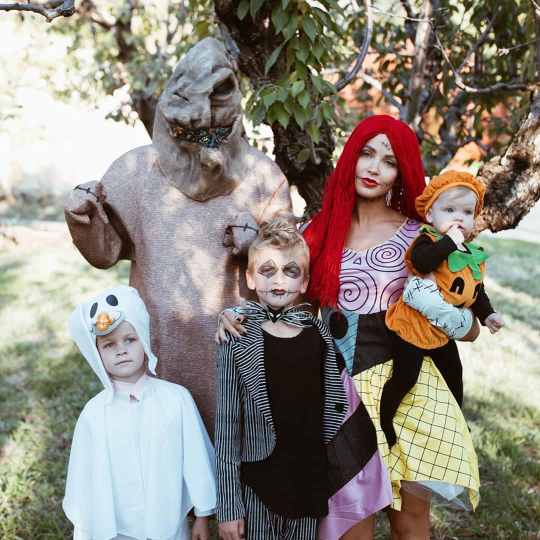 Cara Van Brocklinさんのインスタグラム写真 - (Cara Van BrocklinInstagram)「It’s that time again🕸👻🕷!! I had to share some of our family costumes from the last few years...but I can’t wait to share this years costume with you! Can any of you guess what we are going to be? Here’s a little tip...we let the boys choose 😜!」10月22日 0時55分 - caraloren