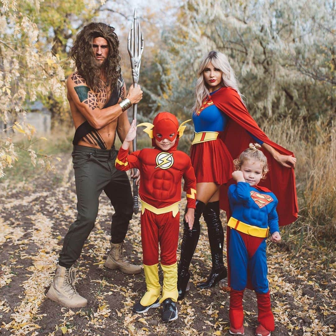 Cara Van Brocklinさんのインスタグラム写真 - (Cara Van BrocklinInstagram)「It’s that time again🕸👻🕷!! I had to share some of our family costumes from the last few years...but I can’t wait to share this years costume with you! Can any of you guess what we are going to be? Here’s a little tip...we let the boys choose 😜!」10月22日 0時55分 - caraloren