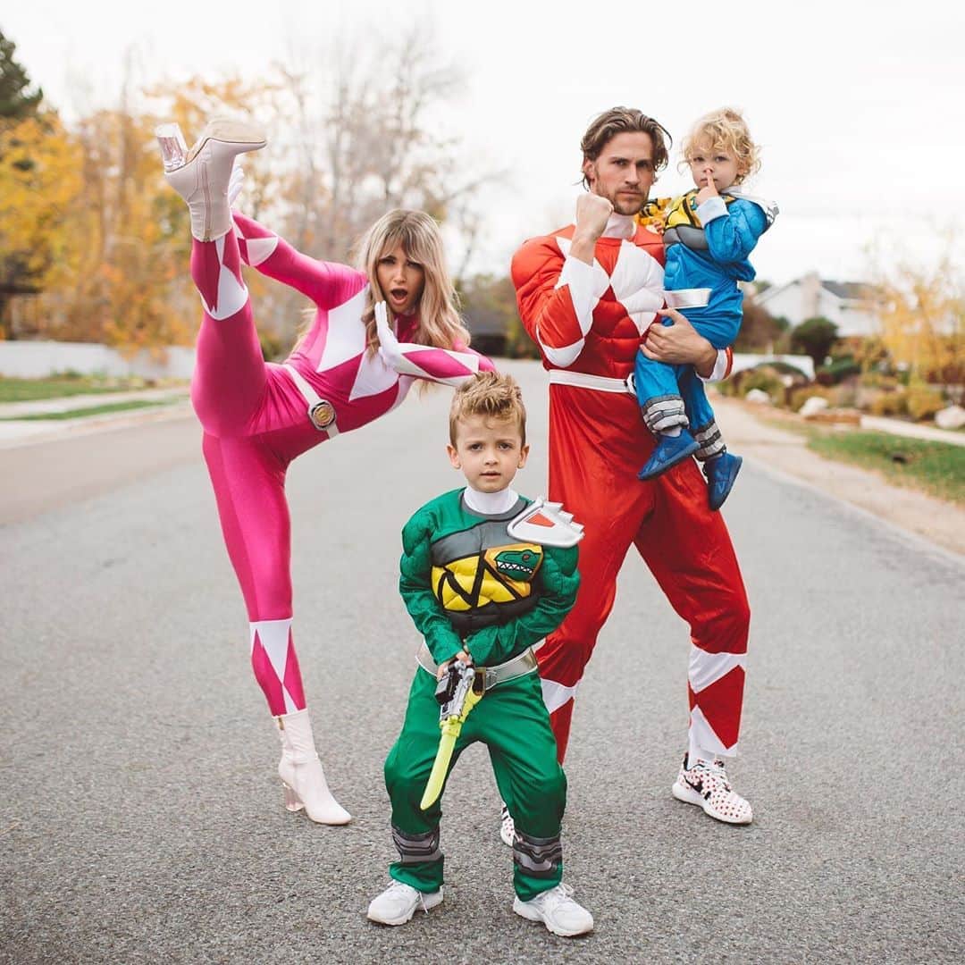 Cara Van Brocklinさんのインスタグラム写真 - (Cara Van BrocklinInstagram)「It’s that time again🕸👻🕷!! I had to share some of our family costumes from the last few years...but I can’t wait to share this years costume with you! Can any of you guess what we are going to be? Here’s a little tip...we let the boys choose 😜!」10月22日 0時55分 - caraloren