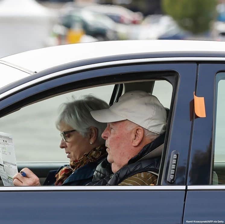 のインスタグラム：「A woman fills out her ballot at a drive-thru in Kenosha, Wisconsin, as early voting there kicked off yesterday. #earlyvoting #voting #wisconsin」
