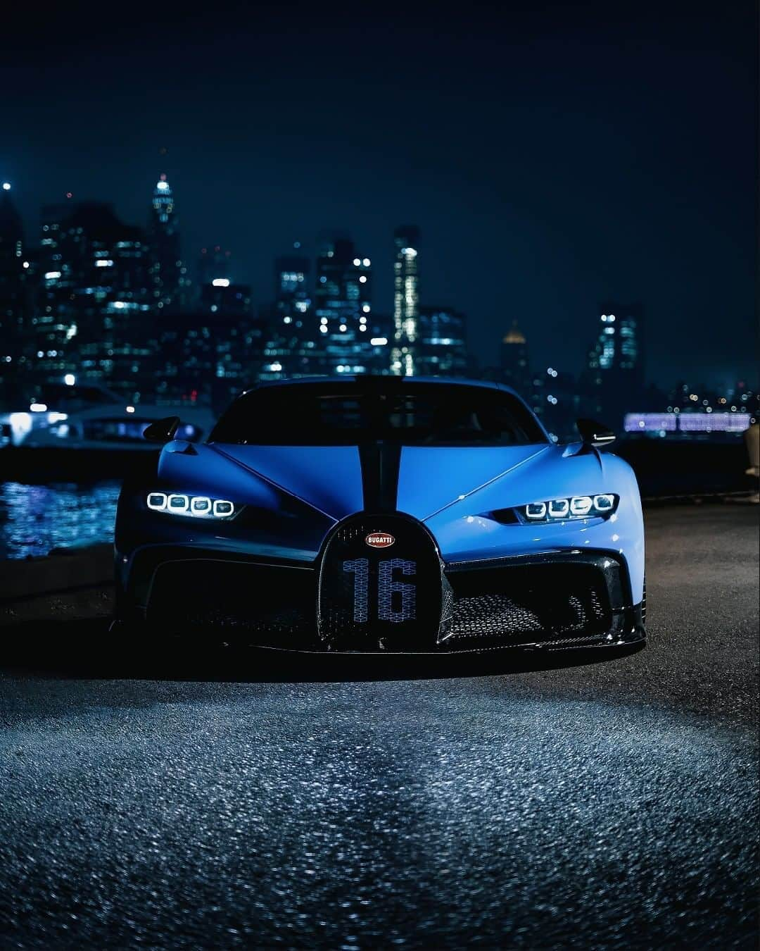 ブガッティさんのインスタグラム写真 - (ブガッティInstagram)「The CHIRON Pur Sport on the rooftop of @manhattanmotorcars in downtown Manhattan.  #BUGATTI #BUGATTIChironPurSport #CHIRONPurSport  _  Fuel consumption, l/100km: 36.7 in urban areas / 15.8 in extra urban areas / 23.5 combined; combined CO2 emissions g/km: 553; efficiency class: G」10月22日 0時58分 - bugatti