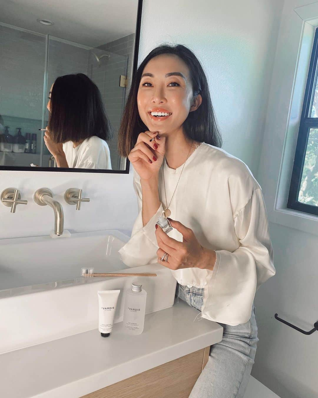 クリッセル・リムさんのインスタグラム写真 - (クリッセル・リムInstagram)「I’ve been an avid coffee drinker for many years and naturally, my teeth have been turning yellow. I didn’t even realize it until I saw my before and after (see before and after on my stories.) Discovered this really chic sustainable brand from Switzerland called @vvardis and not only am I obsessed with their chic and sustainable packaging but also how effective their product is! Say hello to my pearly whites 😁 #vVardis #ad」10月22日 1時00分 - chrisellelim