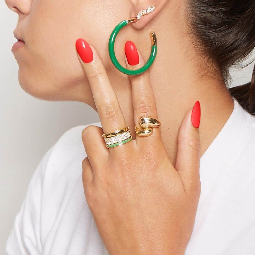 のインスタグラム：「Craving a pop of color? Tap to shop our Enamel Hoop Earrings at vincecamuto.com. #vincecamuto」