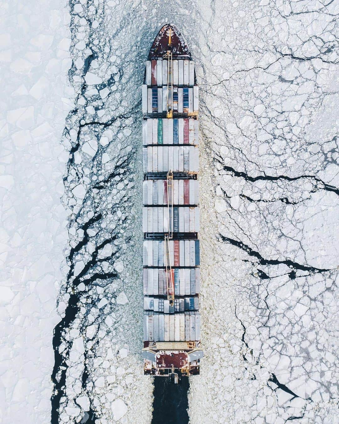 Daily Overviewさんのインスタグラム写真 - (Daily OverviewInstagram)「This year our founder @benjaminrgrant served as one of the judges for the 2020 @aerialphotoawards and we’re excited to share some of our favorite winning photos from this year’s contest.  This selection here includes:  1. Abstract Greece by Sebastien Nagy 2. The Lady of the Sea (fishing net) by Day Sinh 3. We Are In It Together by Prabu Mohan 4. Skyggnisvatn by Sebastian Müller 5. Fairway of the Gulf of Finland by Alexander Sukharev  Which one of these five is your favorite? To see more incredible shots, visit aerialphotoawards.com」10月22日 1時03分 - dailyoverview