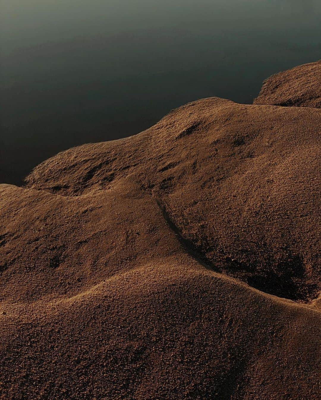 appleさんのインスタグラム写真 - (appleInstagram)「How we capture something is often just as important as what we capture.   “Having my camera in my pocket makes it much easier to capture a singular moment. I’m always ready when I find a beautiful reality, like this texture of red rocks or any of the breathtaking scenery. With my framing, I’m trying to go beyond that reality as much as I can, to see things out of the box." #ShotoniPhone by Benjamin C. @benjamincolombel」10月22日 1時04分 - apple