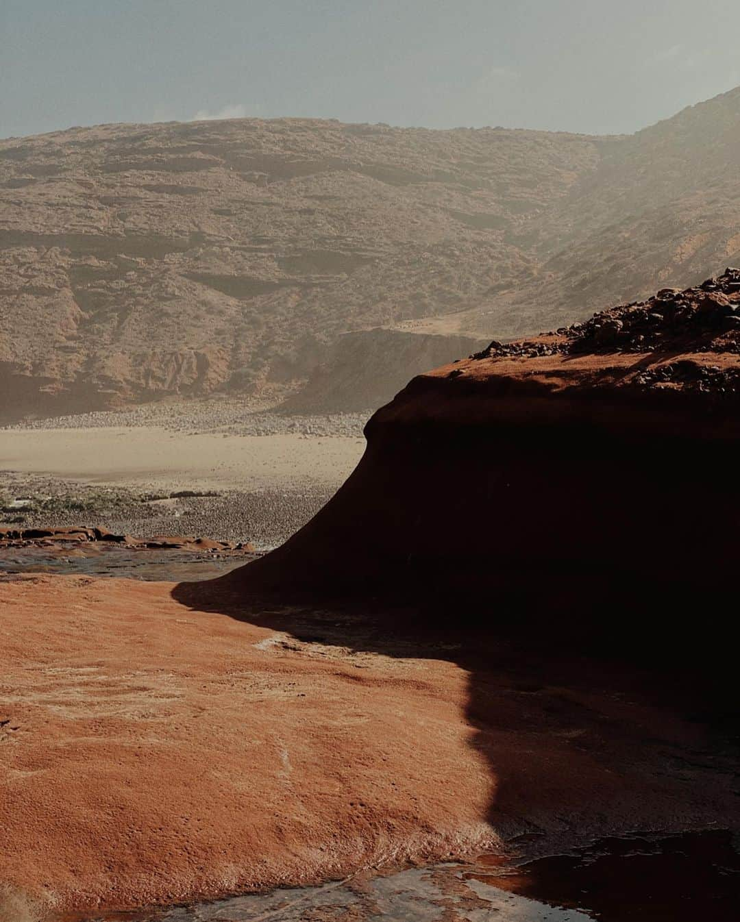 appleさんのインスタグラム写真 - (appleInstagram)「How we capture something is often just as important as what we capture.   “Having my camera in my pocket makes it much easier to capture a singular moment. I’m always ready when I find a beautiful reality, like this texture of red rocks or any of the breathtaking scenery. With my framing, I’m trying to go beyond that reality as much as I can, to see things out of the box." #ShotoniPhone by Benjamin C. @benjamincolombel」10月22日 1時04分 - apple