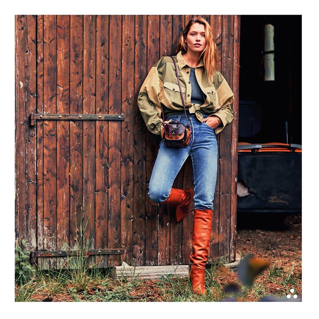 ジェロームドレイフュスのインスタグラム：「Fall in Line: New season statements with #MiniLino and #Sandie . . Art Direction & Photo @germainchauveau Style @claire_dhelens Model @hanajirickova #jeromedreyfuss #jeromedreyfusslino #minilino #jeromedreyfusssandie #sandie #rootsdeluxe #aw20」