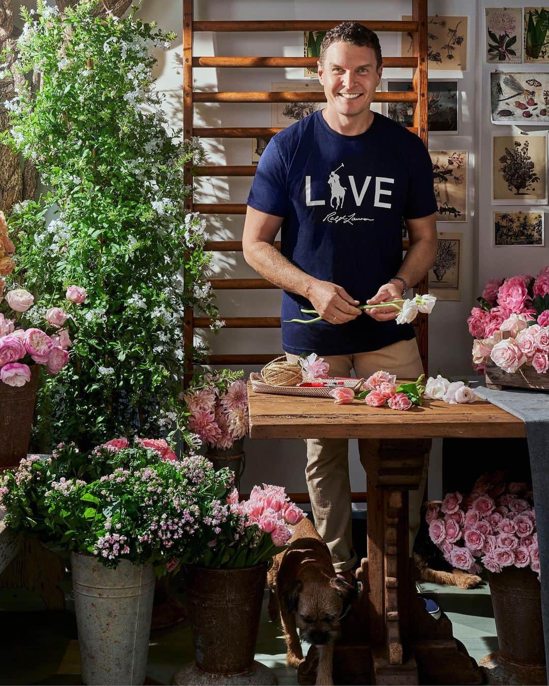 Polo Ralph Laurenさんのインスタグラム写真 - (Polo Ralph LaurenInstagram)「To celebrate the 20th anniversary of the #PinkPony campaign, @RalphLaurenFragrances has partnered with esteemed floral designer Lewis Miller.   #LewisMillerDesign’s iconic #FlowerFlash installations, designed to uplift and dress New York City’s streets in a time of uncertainty, will now feature 20 shades of pink florals — inspired by the notes of pink peony found in Romance Pink Pony Edition .  Last week, our first Pink Pony Flower Flash was planted, adorning Harlem’s Memorial Sloan Kettering Ralph Lauren Center. As a message of love and hope, healthcare workers at the center received Pink Pony-inspired bud vases.  Learn more about the Pink Pony campaign via the link in bio.  #PoloRalphLauren #RalphLaurenRomance」10月22日 1時06分 - poloralphlauren