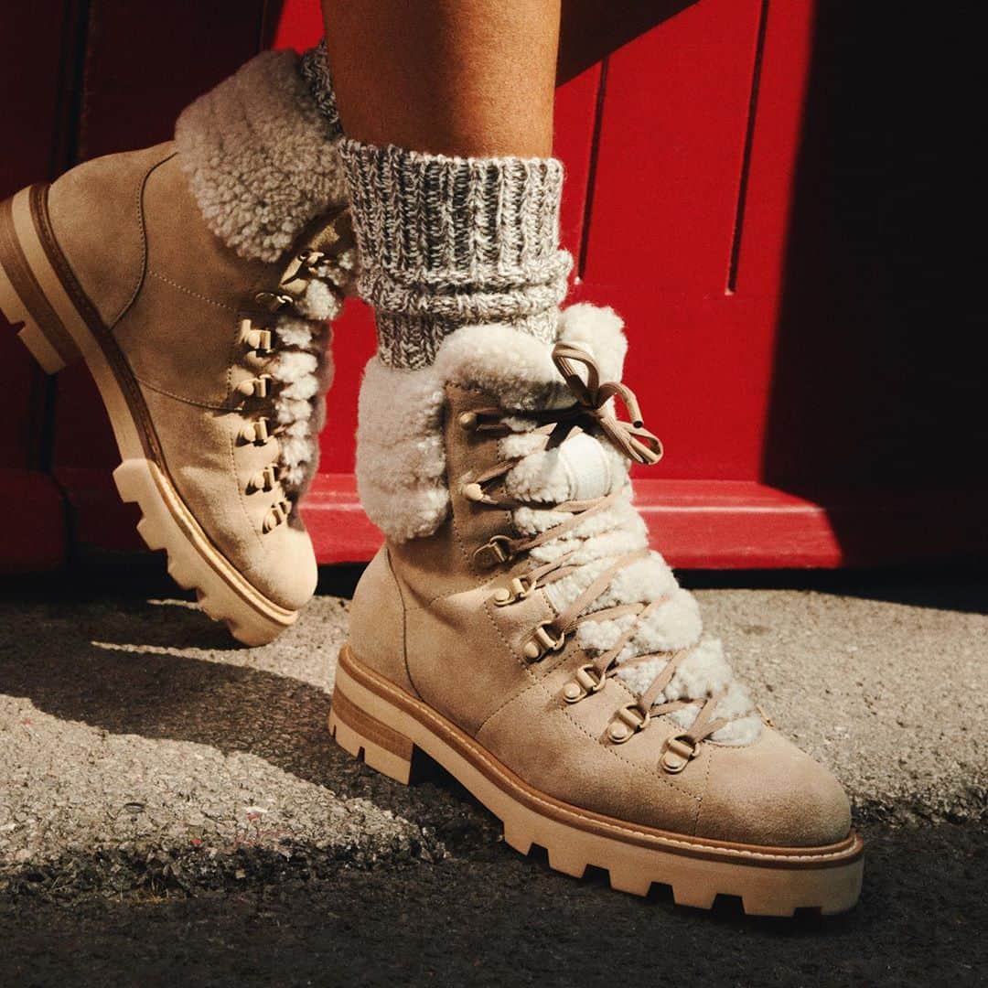 Jimmy Chooさんのインスタグラム写真 - (Jimmy ChooInstagram)「Embrace cosy winter style with the ESHE hiking-style boots featuring shearling collar #JimmyChoo」10月22日 1時07分 - jimmychoo