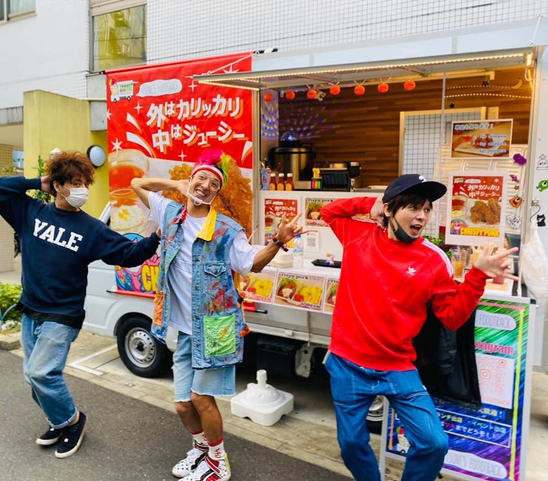 ツネ さんのインスタグラム写真 - (ツネ Instagram)「キッチンカーランチ出店 今日、ニブンノゴの森本さんと、大川さんが舞台の休憩時間に買いに来てくれましたーっ！！ むちゃくちゃ嬉しいっす！ お2人ともホットヒーヒー上手いw ありがとうございますっっ！！  #ニブンノゴ #キッチンカー #ホットヒーヒー #クリスピーポーク」10月22日 1時17分 - happyman0812