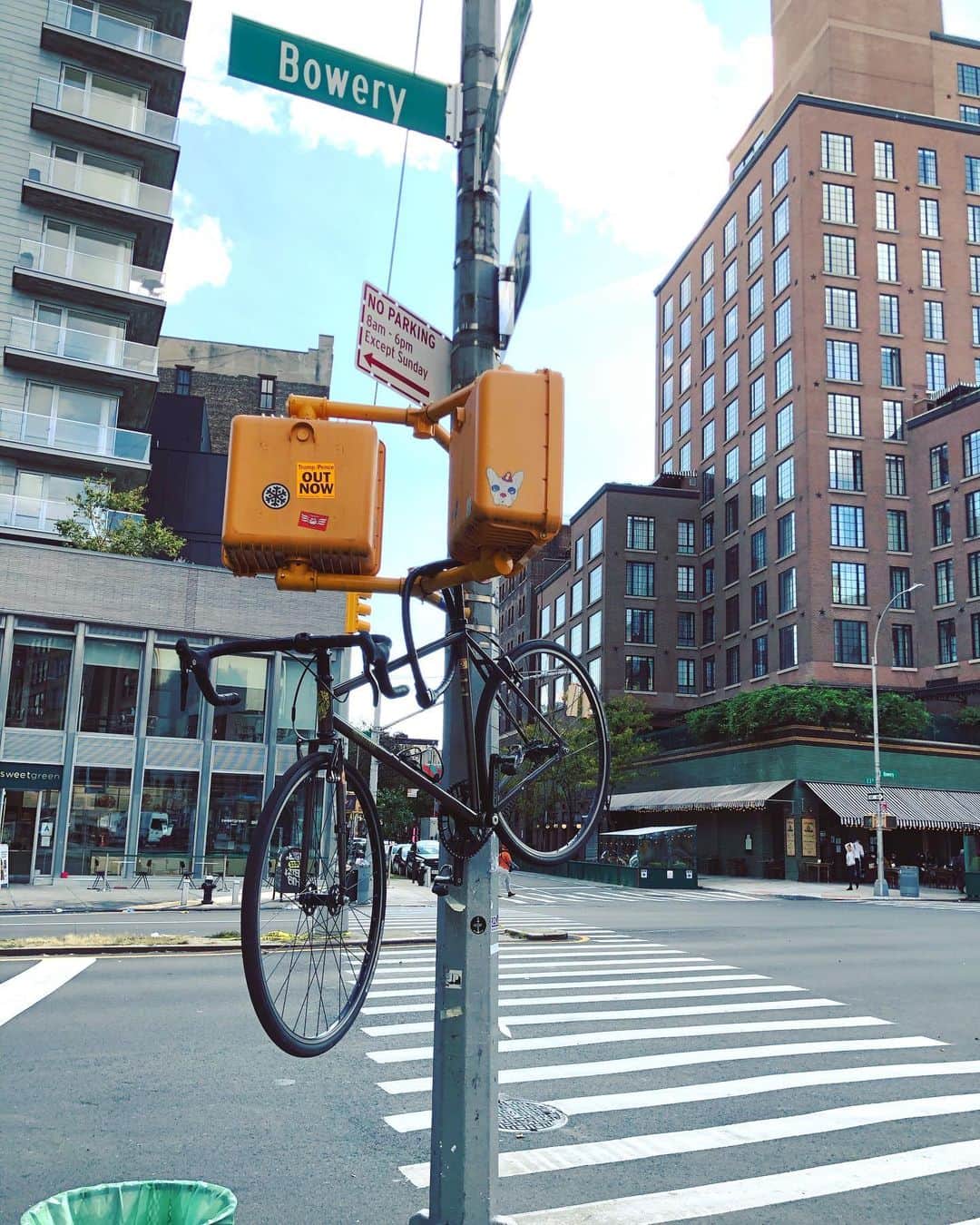 岡田育さんのインスタグラム写真 - (岡田育Instagram)「a street, as always. #bowery #newyorkcity . . #街はいつも通り #いつも表通り #にぎやかな人波があふれてる #とは言い難いが」10月22日 1時27分 - okadaic