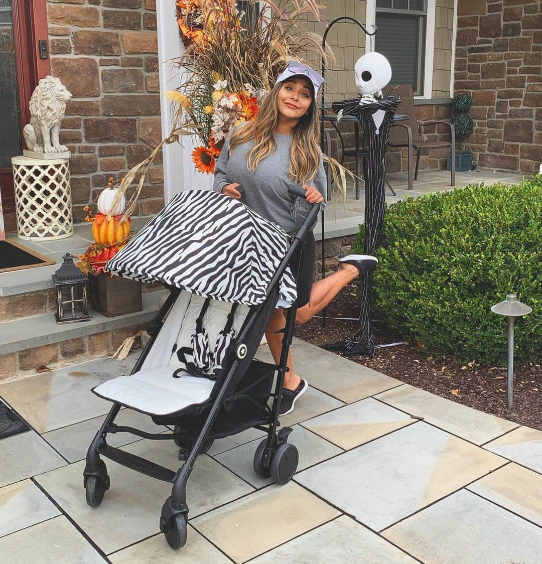 ニコール・ ポリッツィのインスタグラム：「I’m a cool mom, with my Zebra MAWMA Stroller 🔥🍷 #hotmess Available at @buybuybaby & @yourbabiieofficial 🖤」