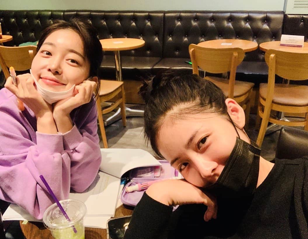 チン・イェソルのインスタグラム：「dear my sis.. 💜💙  #매주야심한밤」